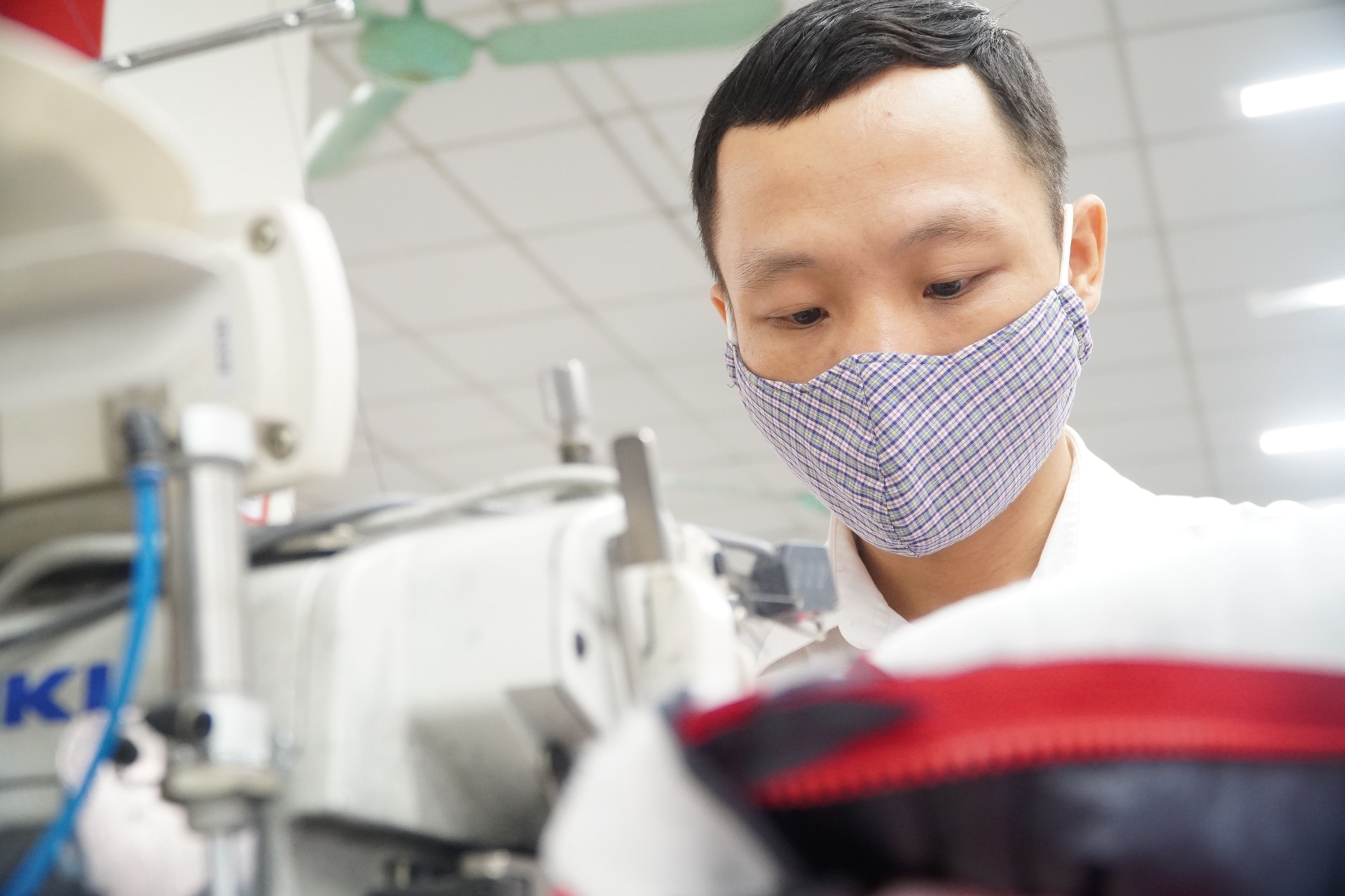 Loay hoay giải bài toán thiếu hụt lao động do F0 tăng cao