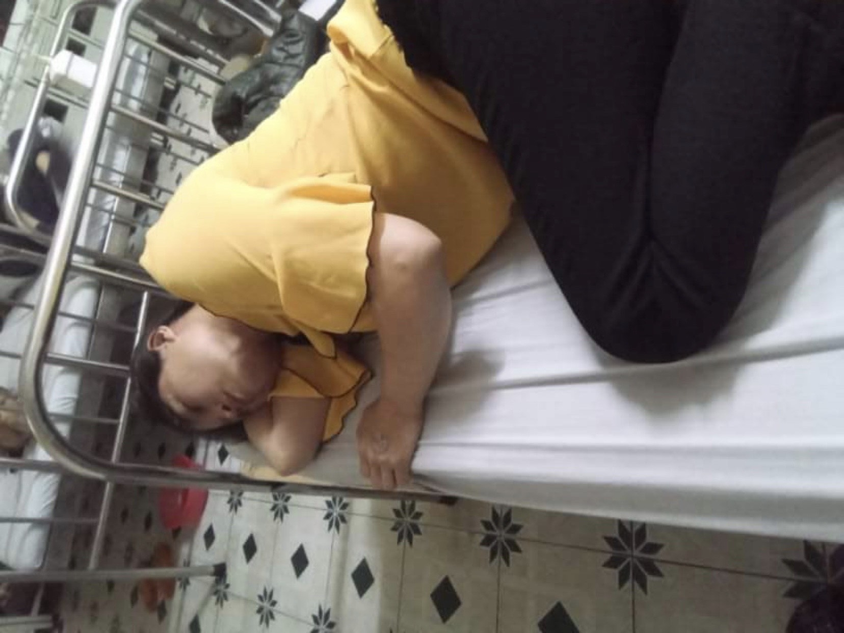 Nữ công nhân tố bị tổ trưởng hất xô hoá chất lên đầu Nữ công nhân tố bị tổ trưởng hất xô hoá chất lên đầu