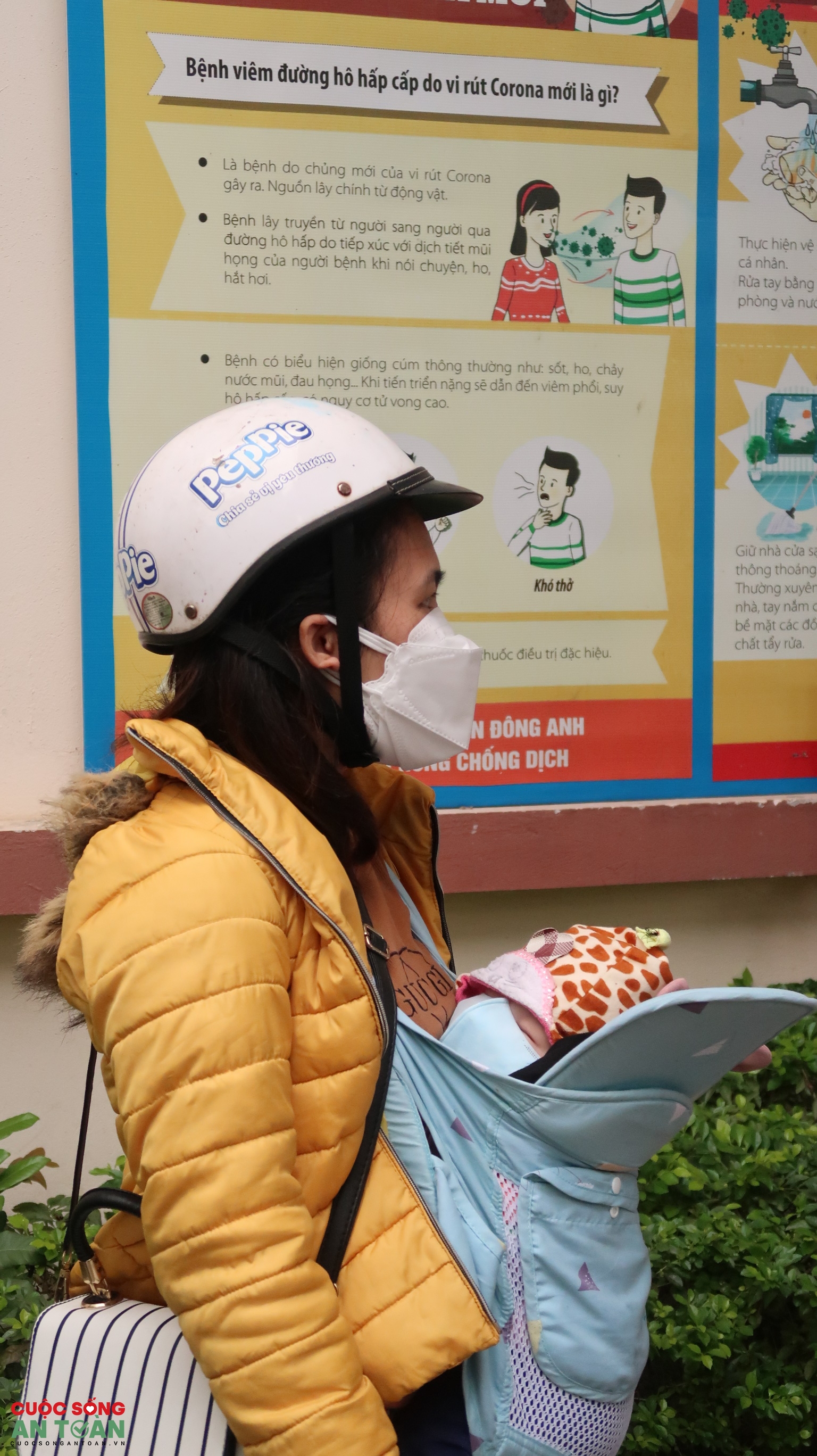 Công nhân chen chúc xin giấy xác nhận F0 đã khỏi bệnh