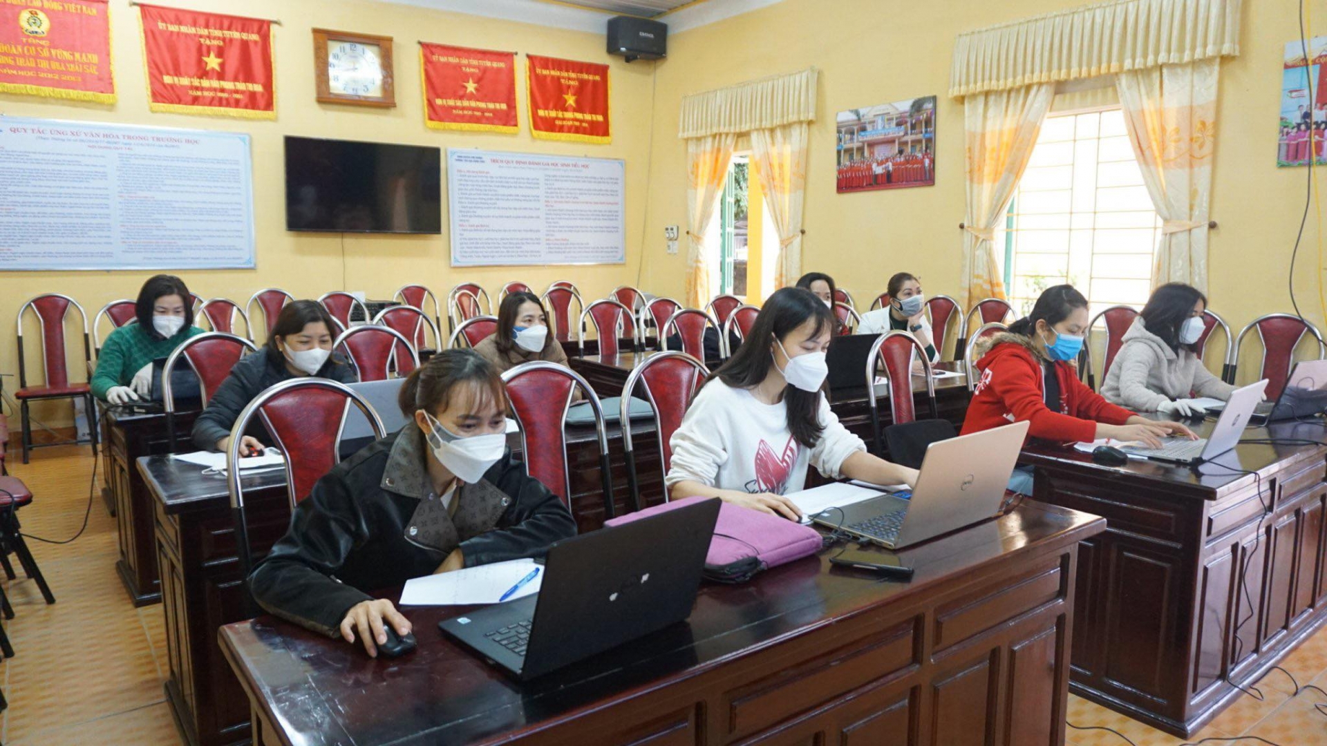Đoàn viên tình nguyện nhập dữ liệu F0 nghỉ việc hưởng BHXH
