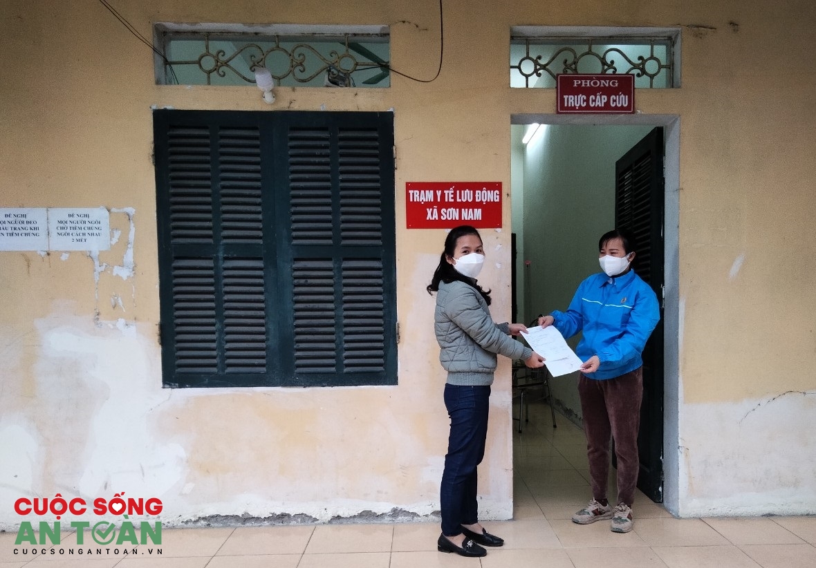 Công nhân phấn khởi vì sớm được cấp giấy chứng nhận F0 hưởng BHXH Công nhân phấn khởi vì sớm được cấp giấy chứng nhận F0 hưởng BHXH