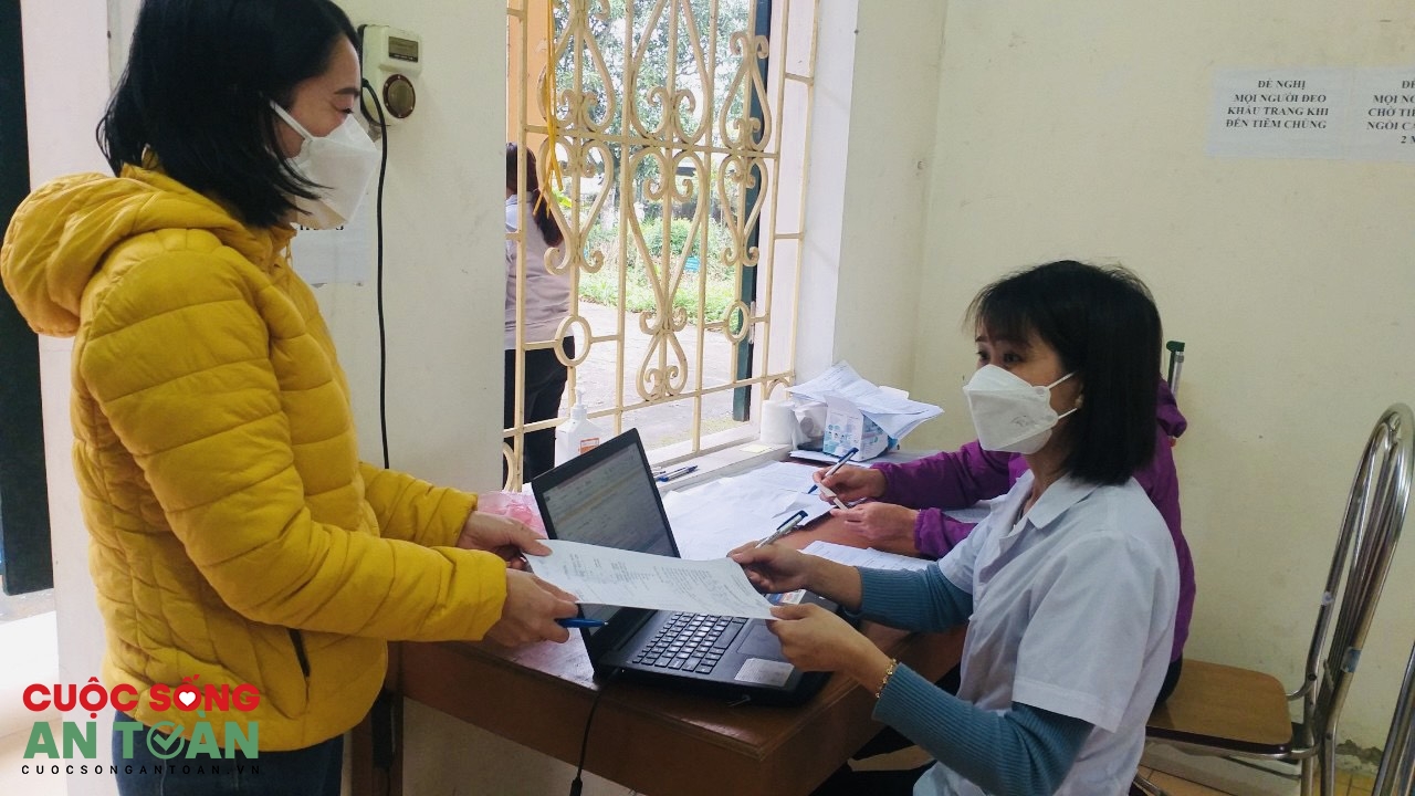 Công nhân phấn khởi vì sớm được cấp giấy chứng nhận F0 hưởng BHXH Công nhân phấn khởi vì sớm được cấp giấy chứng nhận F0 hưởng BHXH