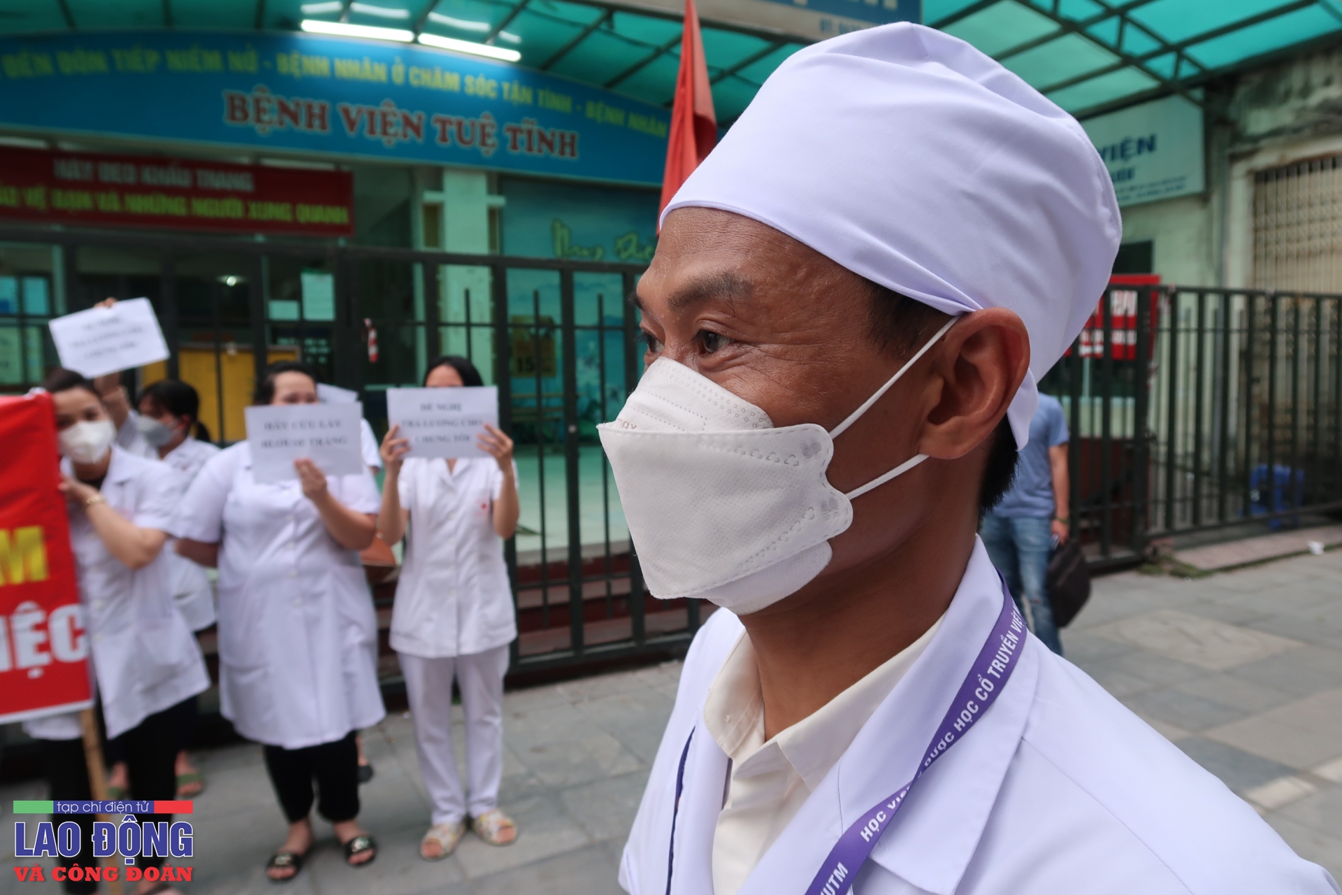 Cán bộ y tế Bệnh viện Tuệ Tĩnh tiếp tục xuống đường đòi quyền lợi