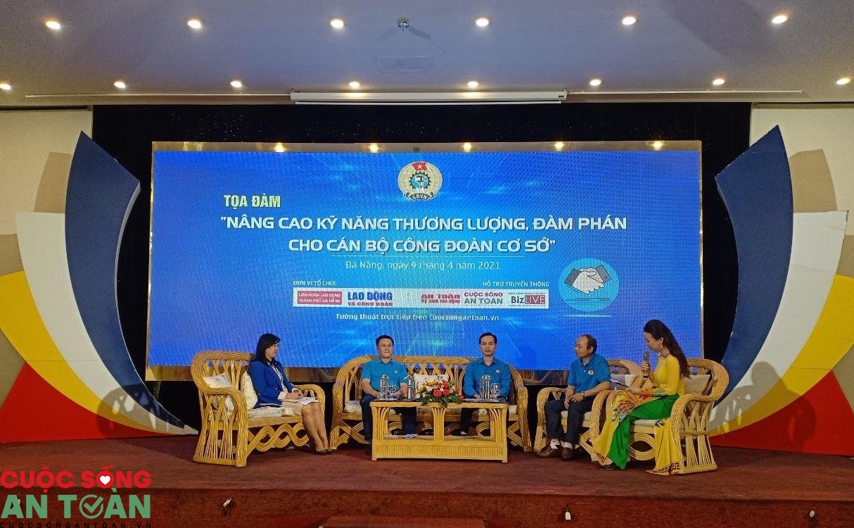 Phấn đấu 100% chủ tịch công đoàn cơ sở được bồi dưỡng kỹ năng Phấn đấu 100% chủ tịch công đoàn cơ sở được bồi dưỡng kỹ năng
