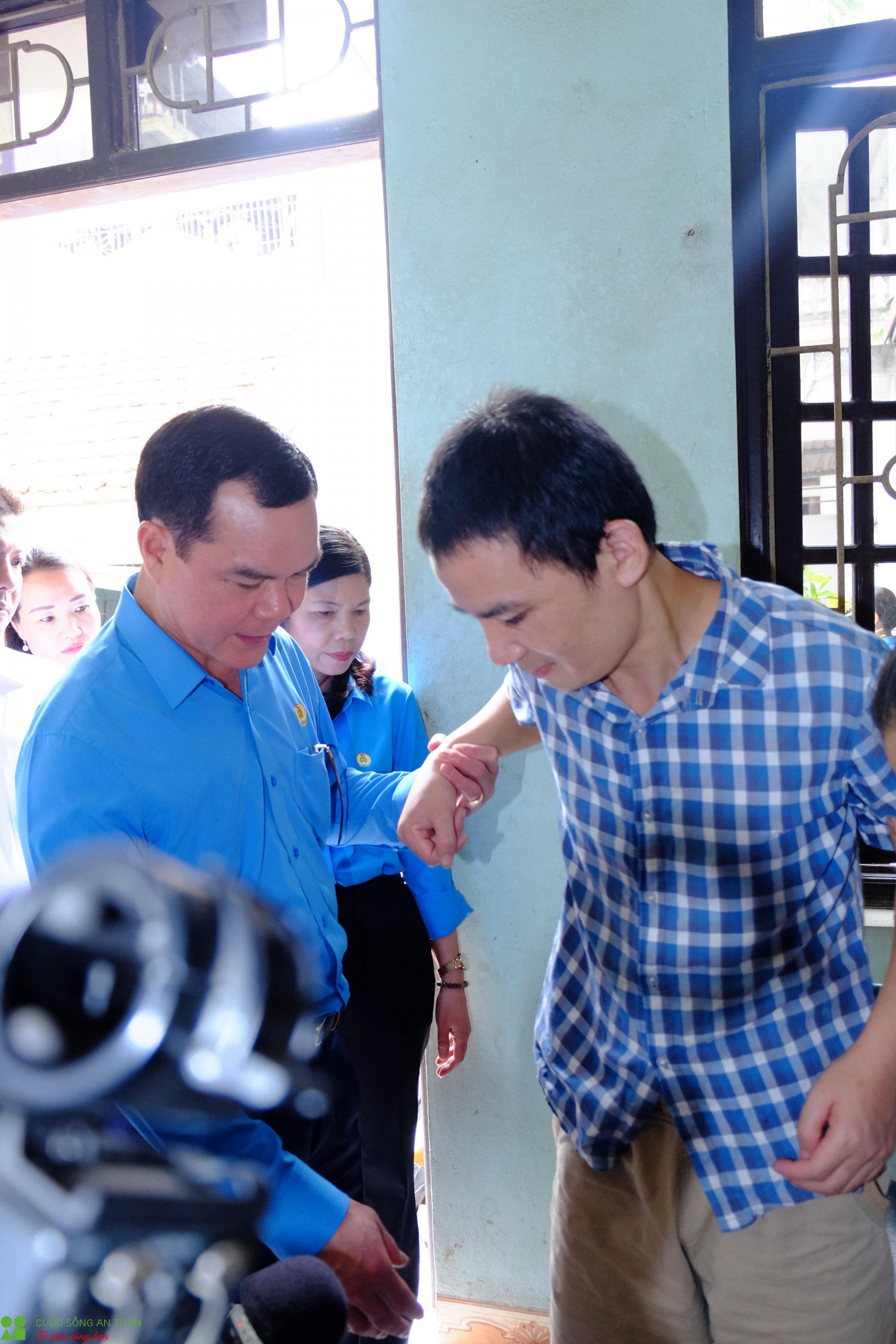 lanh dao tong lien doan lao dong viet nam tham cong nhan bi tai nan lao dong