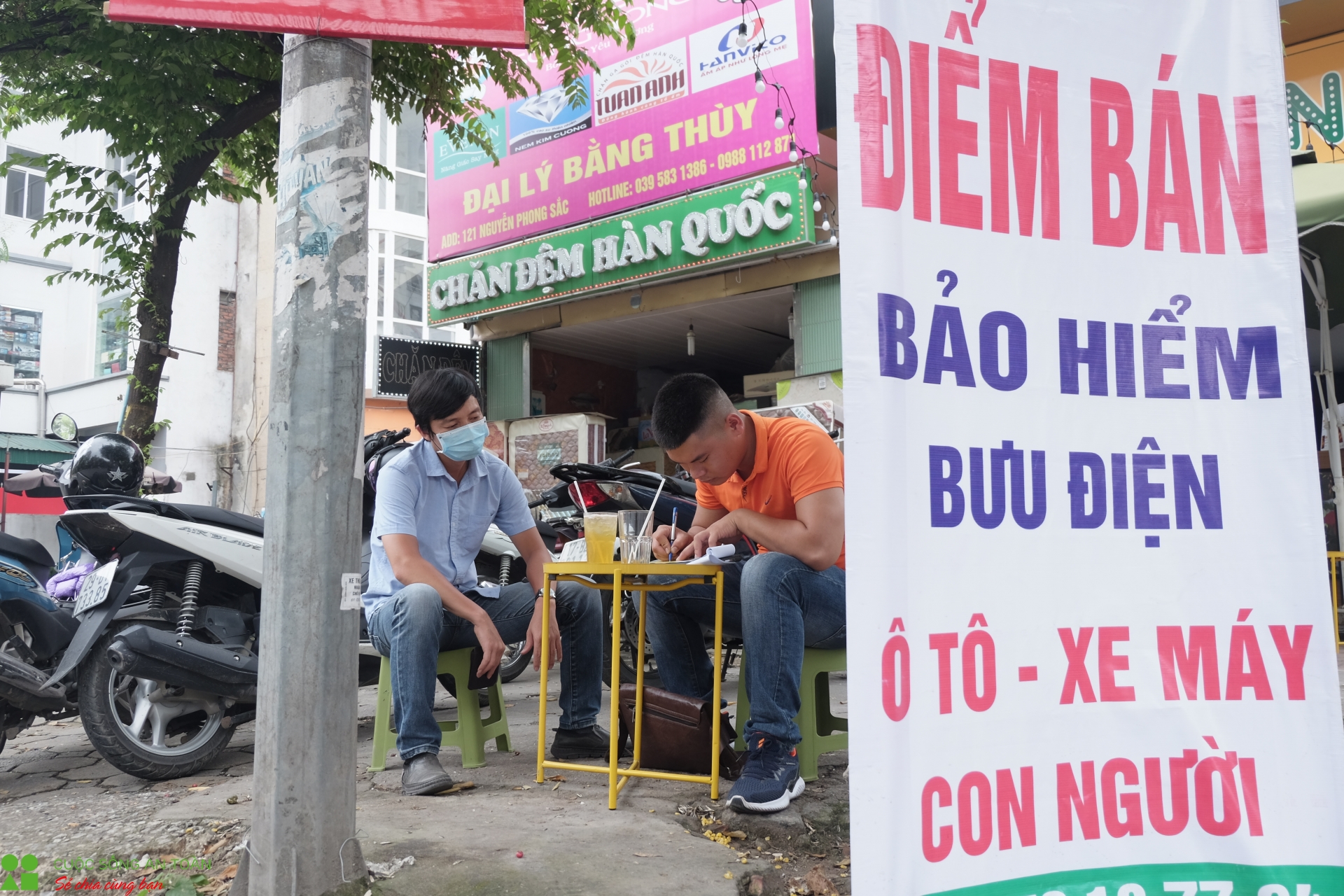 Lo sợ bị phạt, người dân đổ xô đi mua bảo hiểm xe máy: "Đại lý vỉa hè" cũng cháy hàng