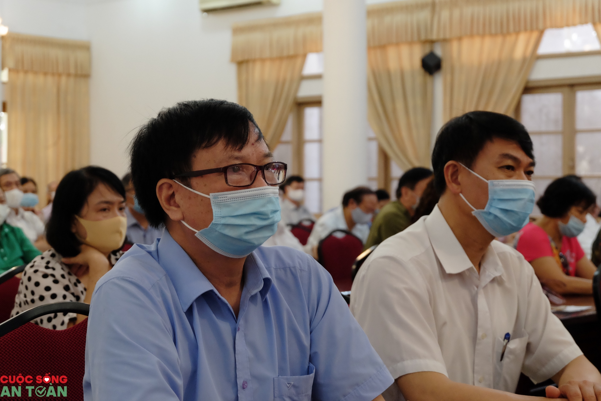 Chủ tịch LĐLĐ TP Hà Nội tiếp xúc cử tri tại quận Cầu Giấy