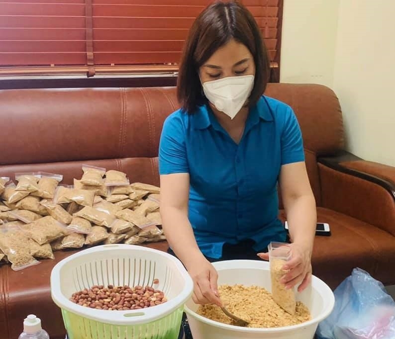 Đoàn viên làm muối lạc gửi tặng công nhân