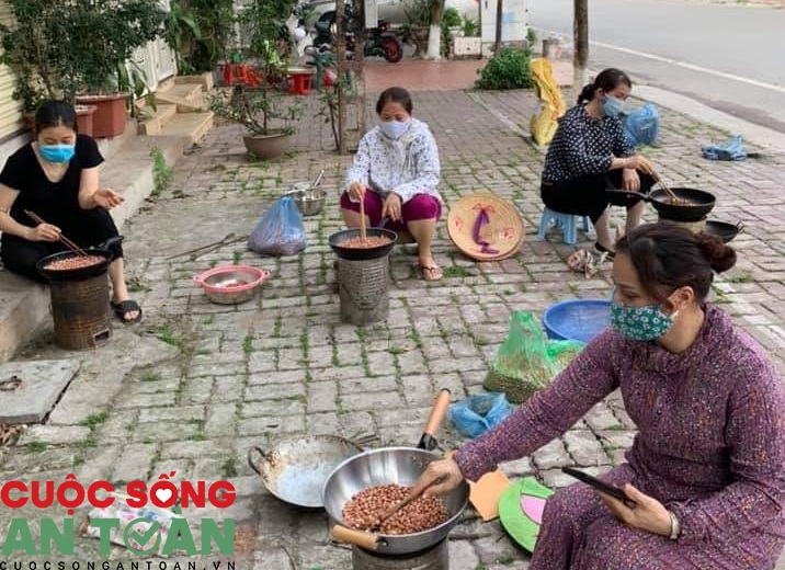 Đoàn viên làm muối lạc gửi tặng công nhân Đoàn viên làm muối lạc gửi tặng công nhân
