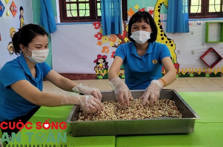 Đoàn viên làm muối lạc gửi tặng công nhân Đoàn viên làm muối lạc gửi tặng công nhân