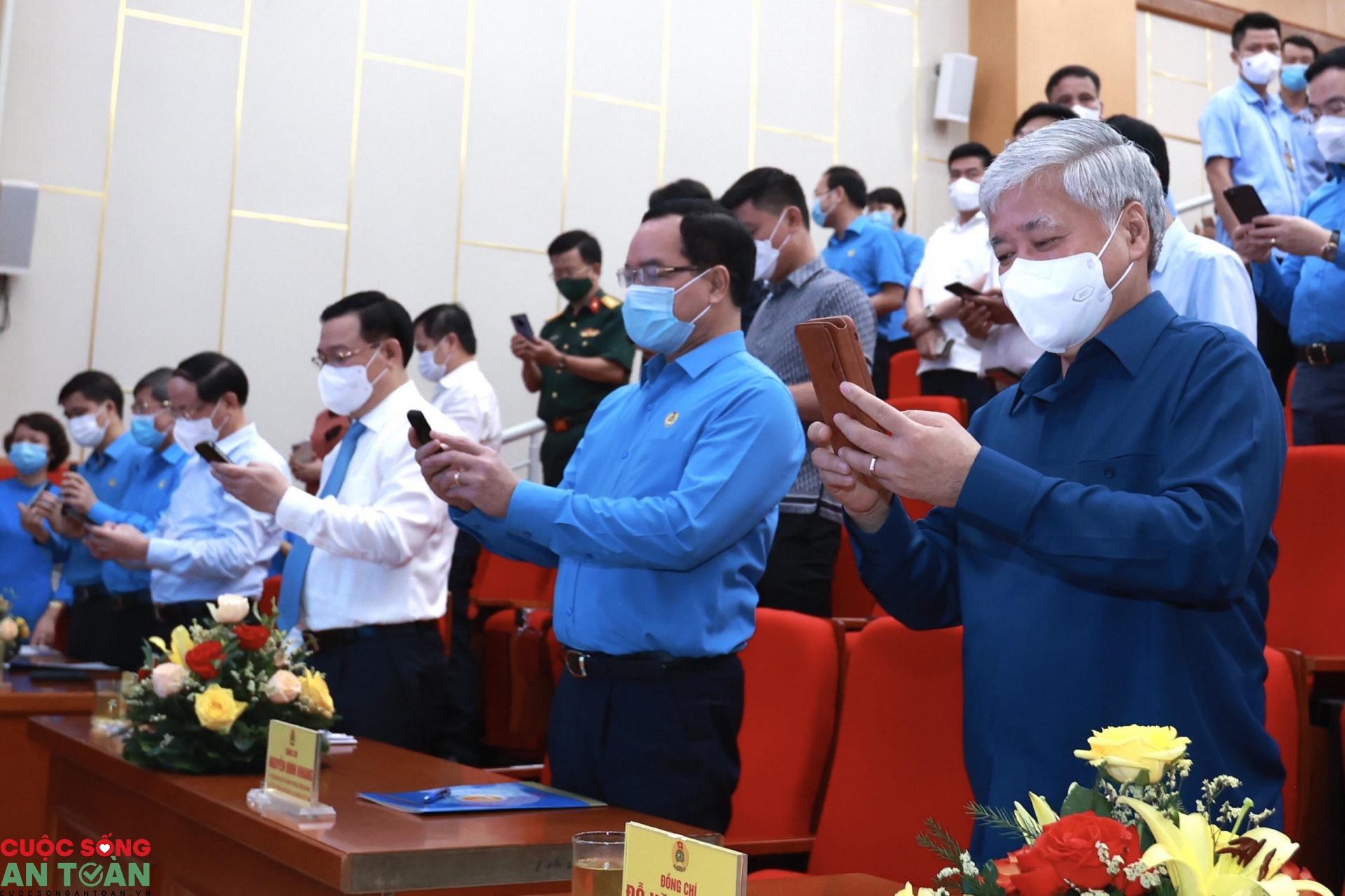 Chủ tịch Quốc hội: “Ưu tiên mua vắc-xin cho công nhân và người dân hoàn cảnh khó khăn”