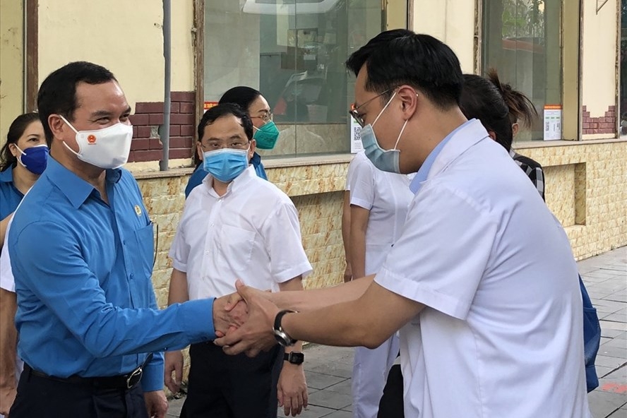 Công đoàn hỗ trợ tiền ăn cho lực lượng y tế chống dịch tại 19 tỉnh, thành phía Nam Công đoàn hỗ trợ tiền ăn cho lực lượng y tế chống dịch tại 19 tỉnh, thành phía Nam