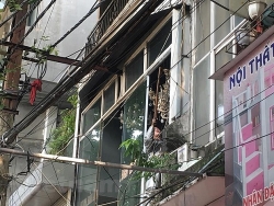Cháy cửa hàng đồ gỗ Đê La Thành, nhiều người phi thân thoát hiểm