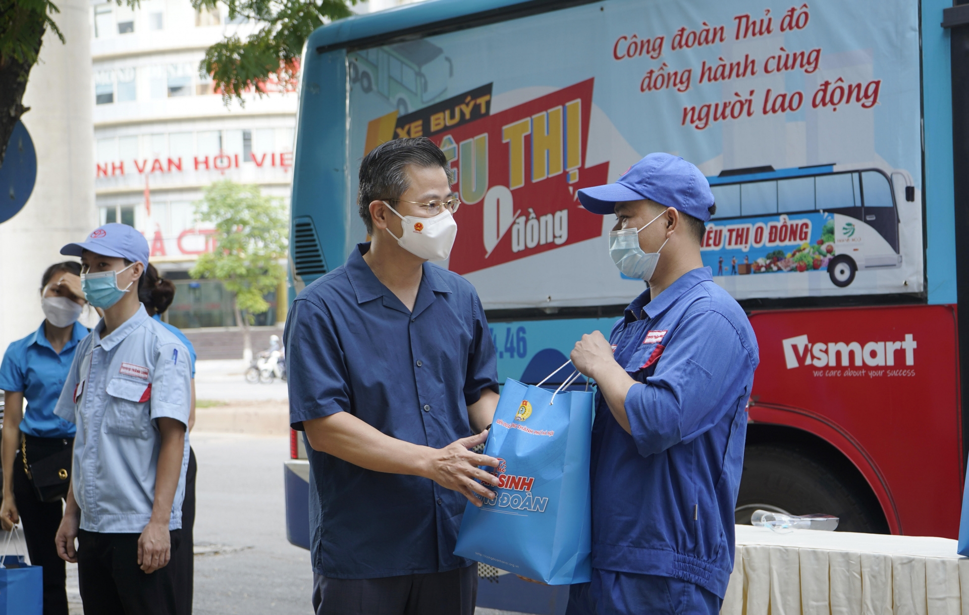 Chủ tịch LĐLĐ TP Hà Nội trao hỗ trợ người lao động và lực lượng tuyến đầu chống dịch