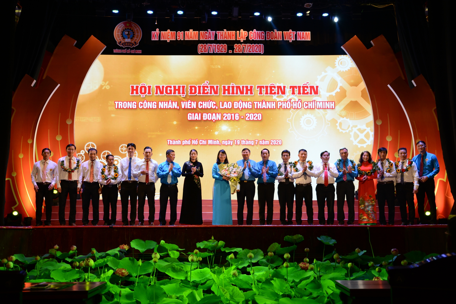Công nhân lao động TP HCM với phong trào thi đua "Lao động giỏi, lao động sáng tạo" Công nhân lao động TP HCM với phong trào thi đua "Lao động giỏi, lao động sáng tạo"