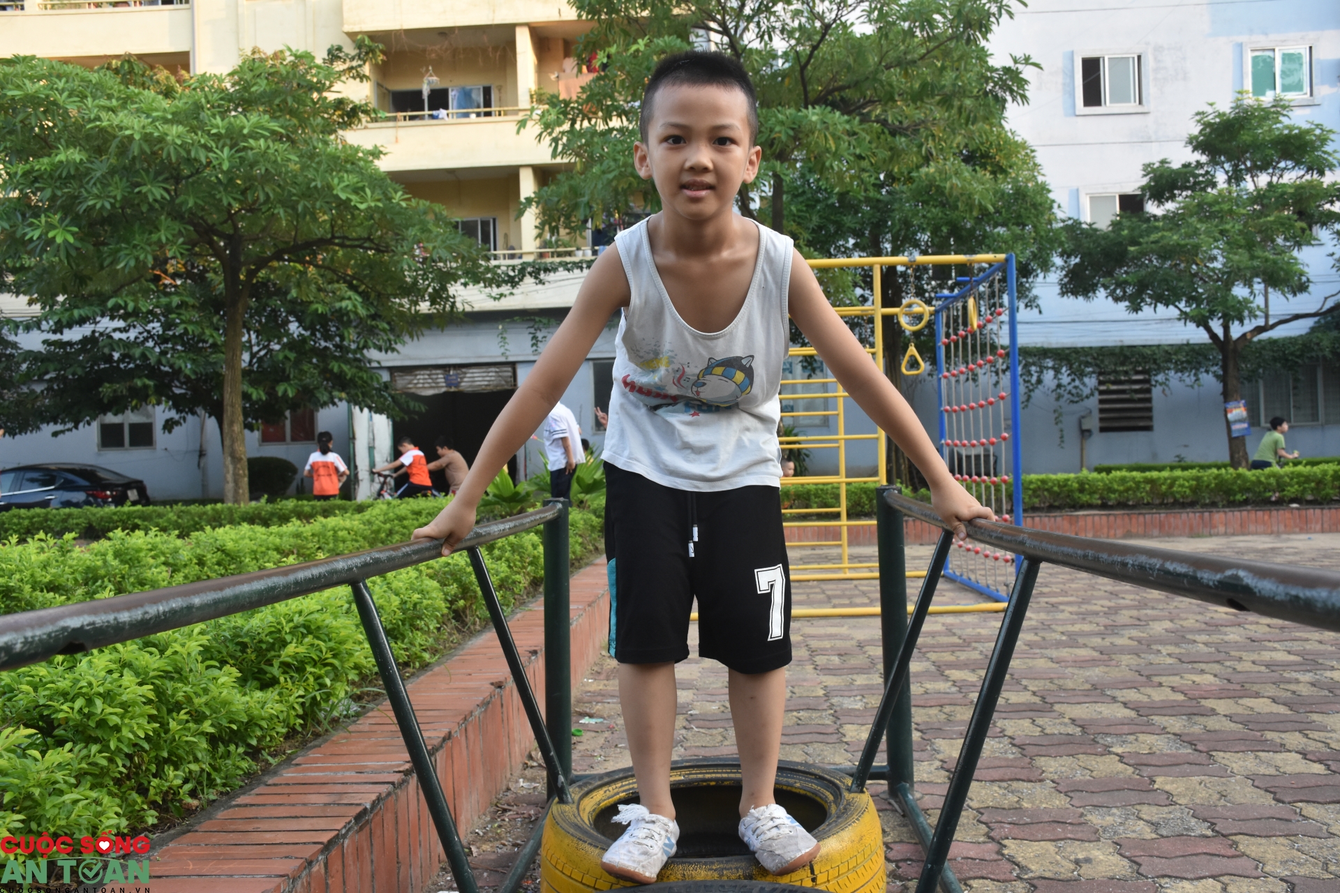 Công nhân vui khoẻ vì có điểm sinh hoạt văn hoá, thể thao. Công nhân vui khoẻ vì có điểm sinh hoạt văn hoá, thể thao.