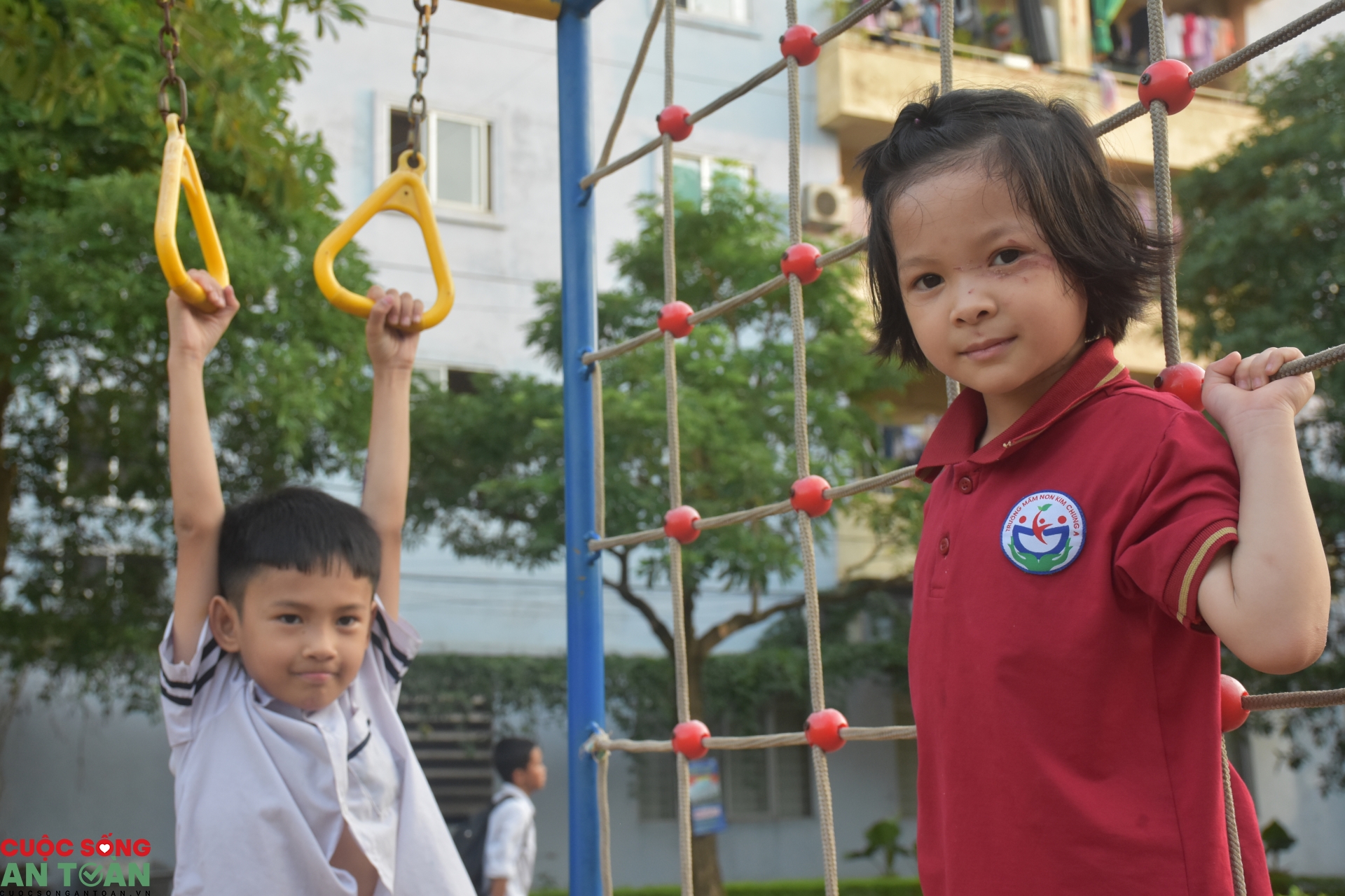 Công nhân vui khoẻ vì có điểm sinh hoạt văn hoá, thể thao. Công nhân vui khoẻ vì có điểm sinh hoạt văn hoá, thể thao.