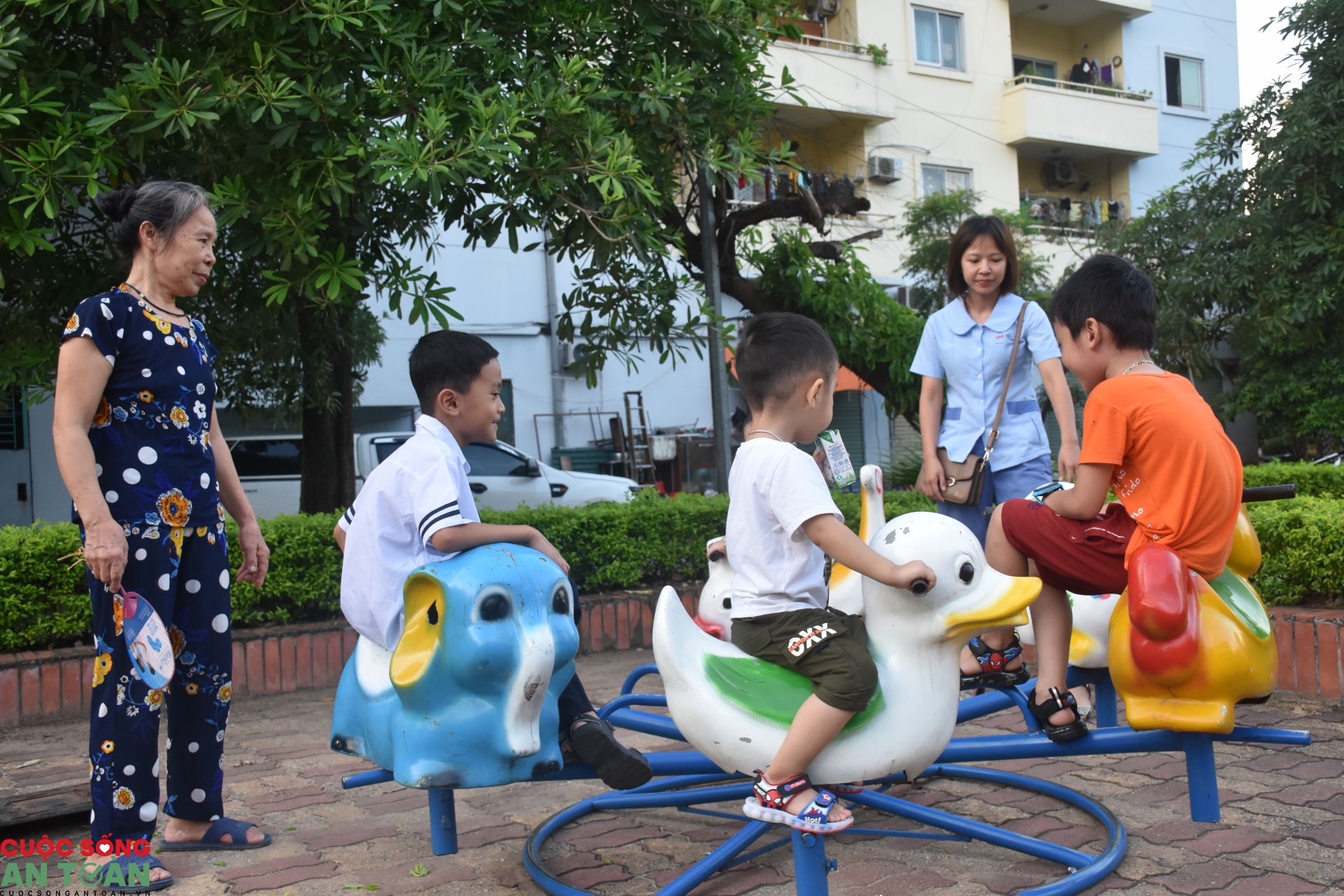 Công nhân vui khoẻ vì có điểm sinh hoạt văn hoá, thể thao. Công nhân vui khoẻ vì có điểm sinh hoạt văn hoá, thể thao.