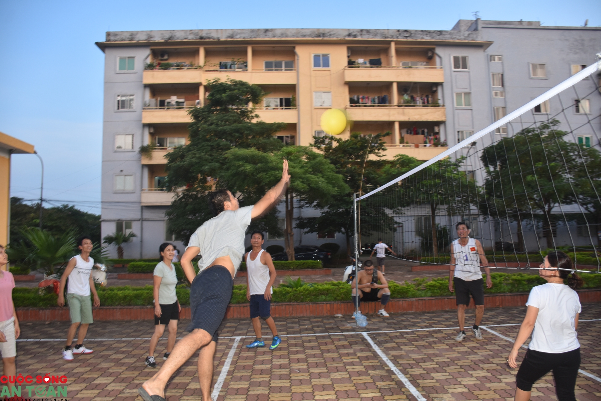 Công nhân vui khoẻ vì có điểm sinh hoạt văn hoá, thể thao. Công nhân vui khoẻ vì có điểm sinh hoạt văn hoá, thể thao.