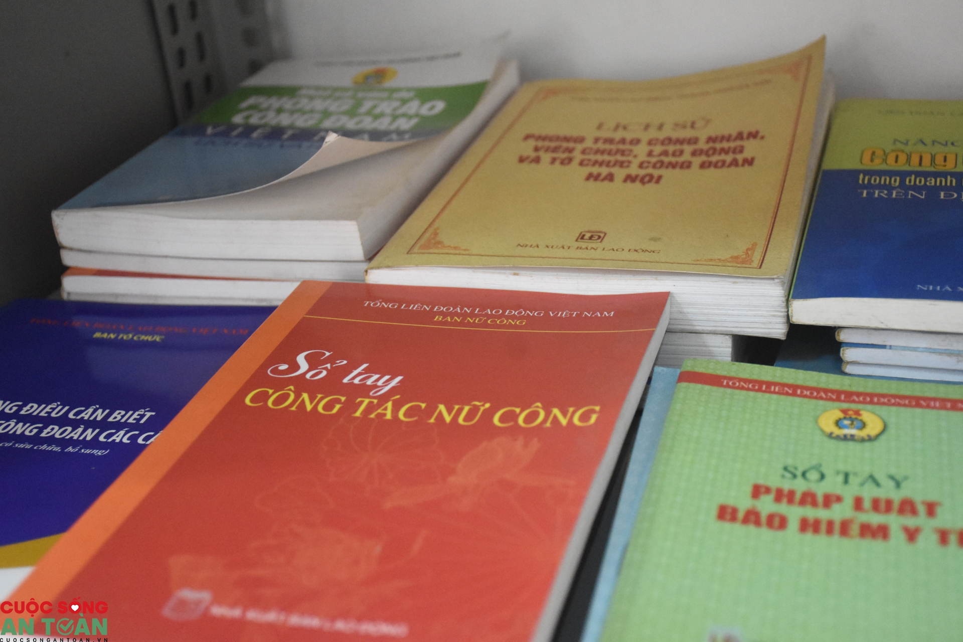 Công nhân vui khoẻ vì có điểm sinh hoạt văn hoá, thể thao. Công nhân vui khoẻ vì có điểm sinh hoạt văn hoá, thể thao.