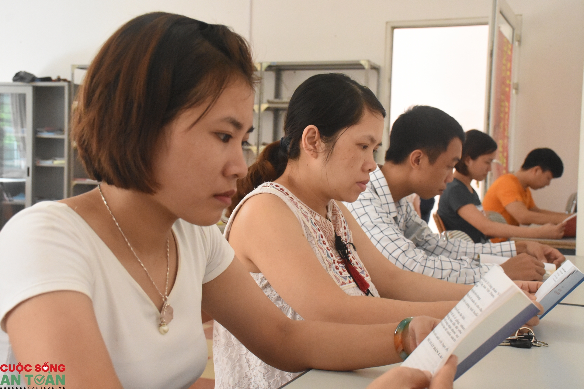 Công nhân vui khoẻ vì có điểm sinh hoạt văn hoá, thể thao. Công nhân vui khoẻ vì có điểm sinh hoạt văn hoá, thể thao.