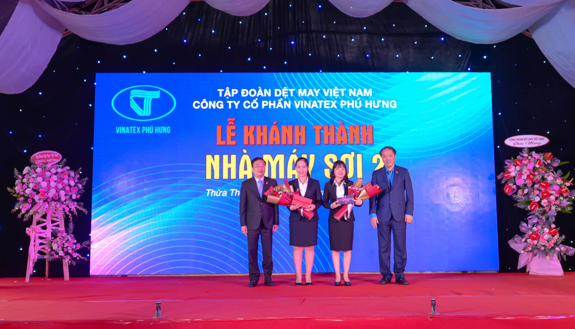 Gắn biển công trình chào mừng 25 năm thành lập Công đoàn Dệt May Việt Nam Gắn biển công trình chào mừng 25 năm thành lập Công đoàn Dệt May Việt Nam