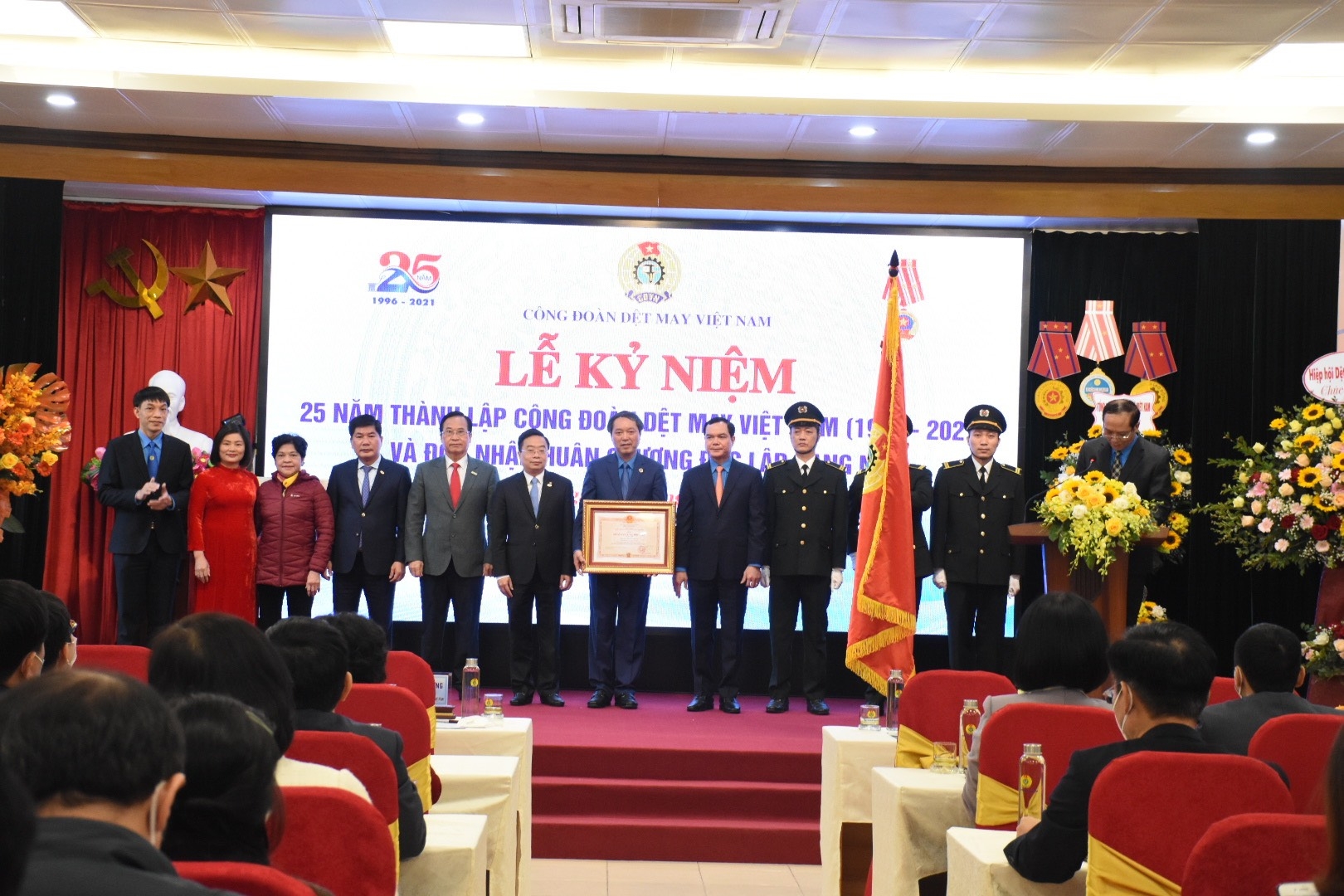 Công đoàn Dệt May “thêu truyền thống, dệt tương lai” Công đoàn Dệt May “thêu truyền thống, dệt tương lai”