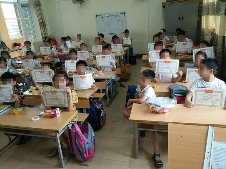 Từ bức ảnh cậu bé buồn giữa “rừng” giấy khen, nên tuyên dương trẻ thế nào cho phù hợp?