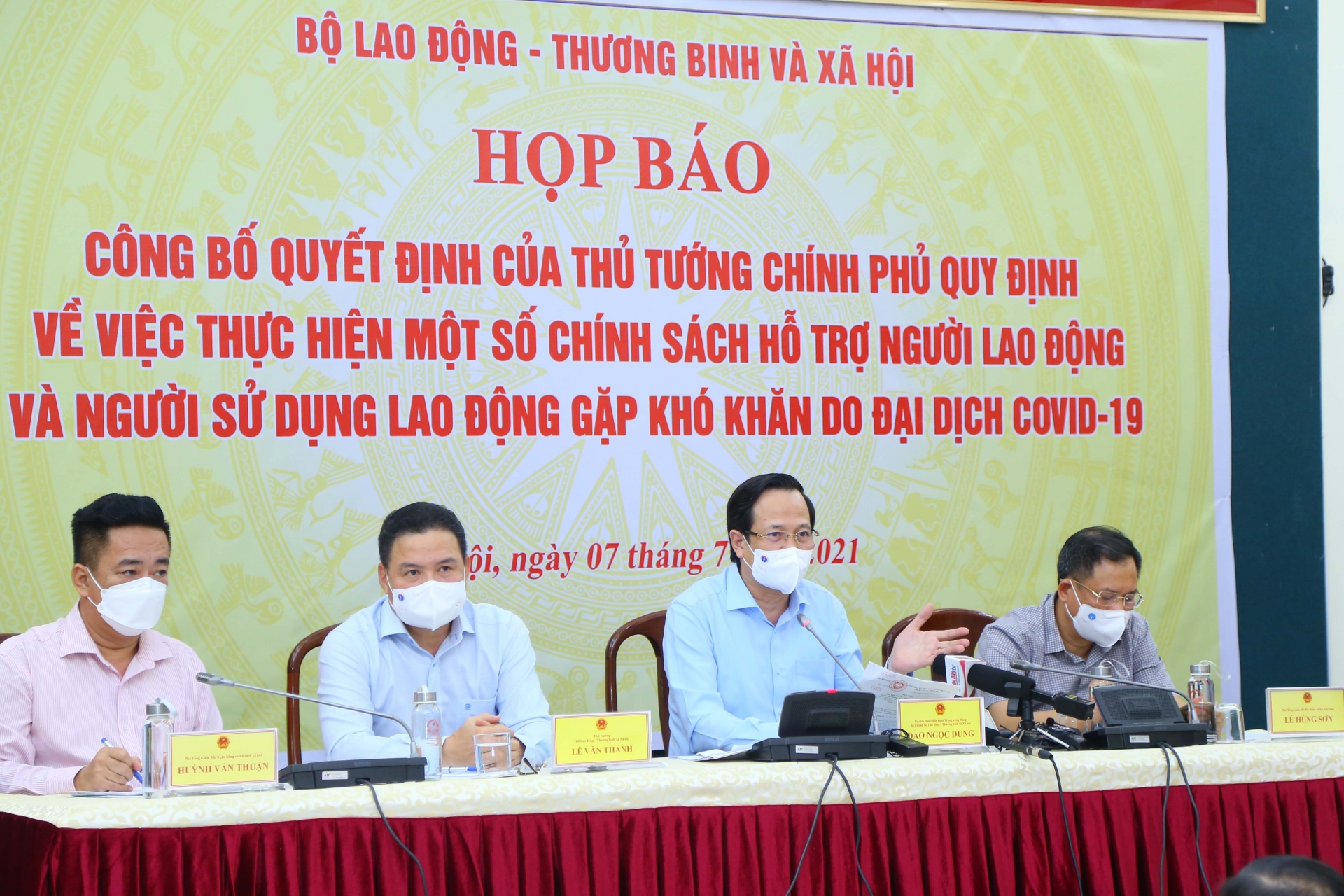 Tiếp tục hoàn thiện các cơ chế, chính sách Tiếp tục hoàn thiện các cơ chế, chính sách