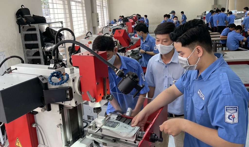Tiếp tục hoàn thiện các cơ chế, chính sách Tiếp tục hoàn thiện các cơ chế, chính sách
