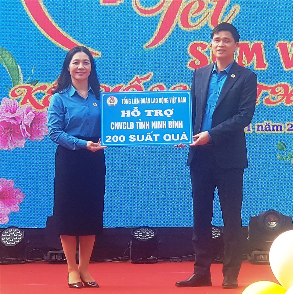 Tết đoàn viên từ những vòng tay chăm lo Tết đoàn viên từ những vòng tay chăm lo