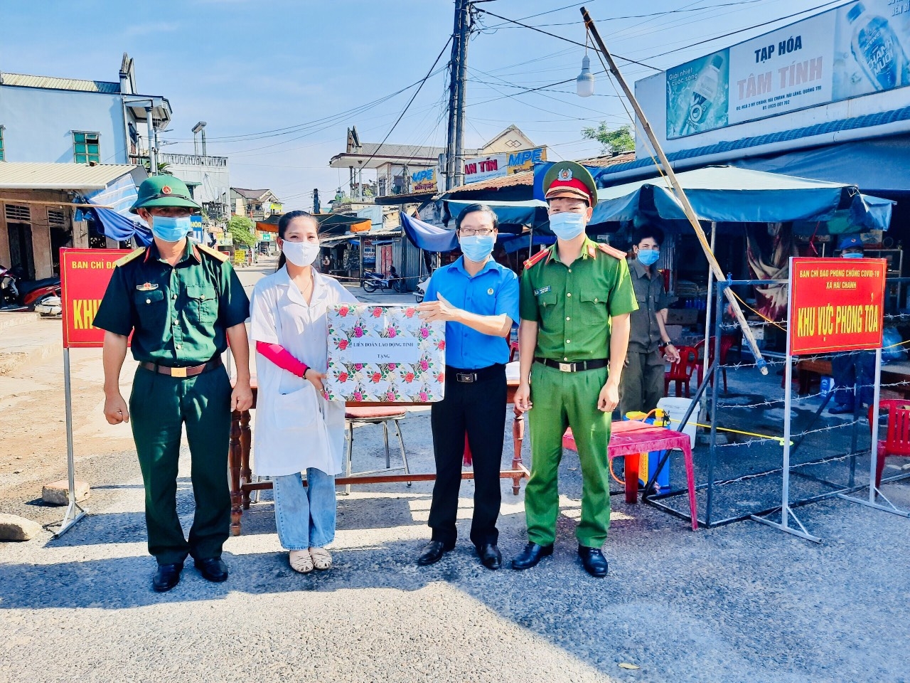 “Mang lại niềm vui, sự ấm áp cho người lao động trong dịp Tết” “Mang lại niềm vui, sự ấm áp cho người lao động trong dịp Tết”