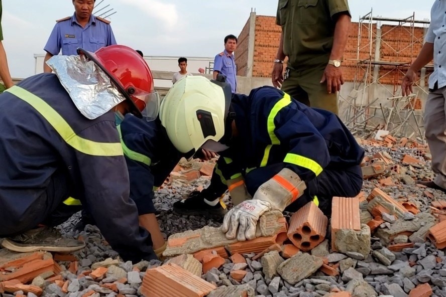ĐẢM BẢO QUYỀN LỢI, SỨC KHỎE VÀ TÍNH MẠNG CHO NGƯỜI LAO ĐỘNG ĐẢM BẢO QUYỀN LỢI, SỨC KHỎE VÀ TÍNH MẠNG CHO NGƯỜI LAO ĐỘNG