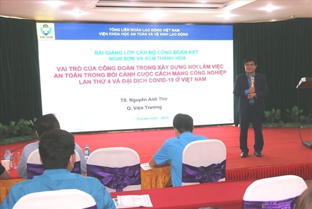 Tập huấn nghiệp vụ cho hơn 100 cán bộ công đoàn cơ sở Tập huấn nghiệp vụ cho hơn 100 cán bộ công đoàn cơ sở