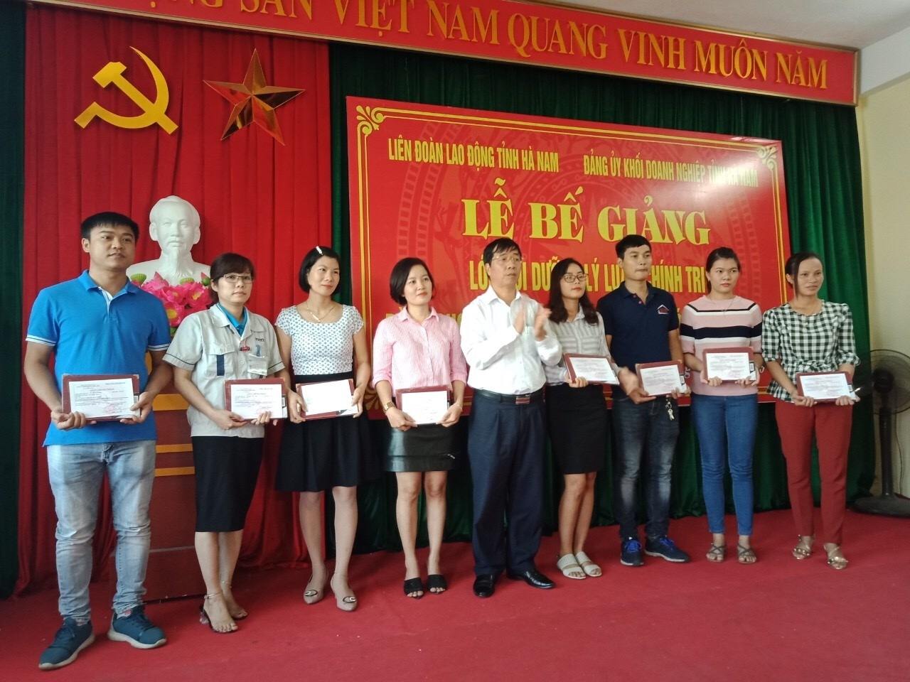 Công tác xây dựng tổ chức Đảng và phát triển đảng viên ở DN ngoài khu vực Nhà nước Công tác xây dựng tổ chức Đảng và phát triển đảng viên ở DN ngoài khu vực Nhà nước