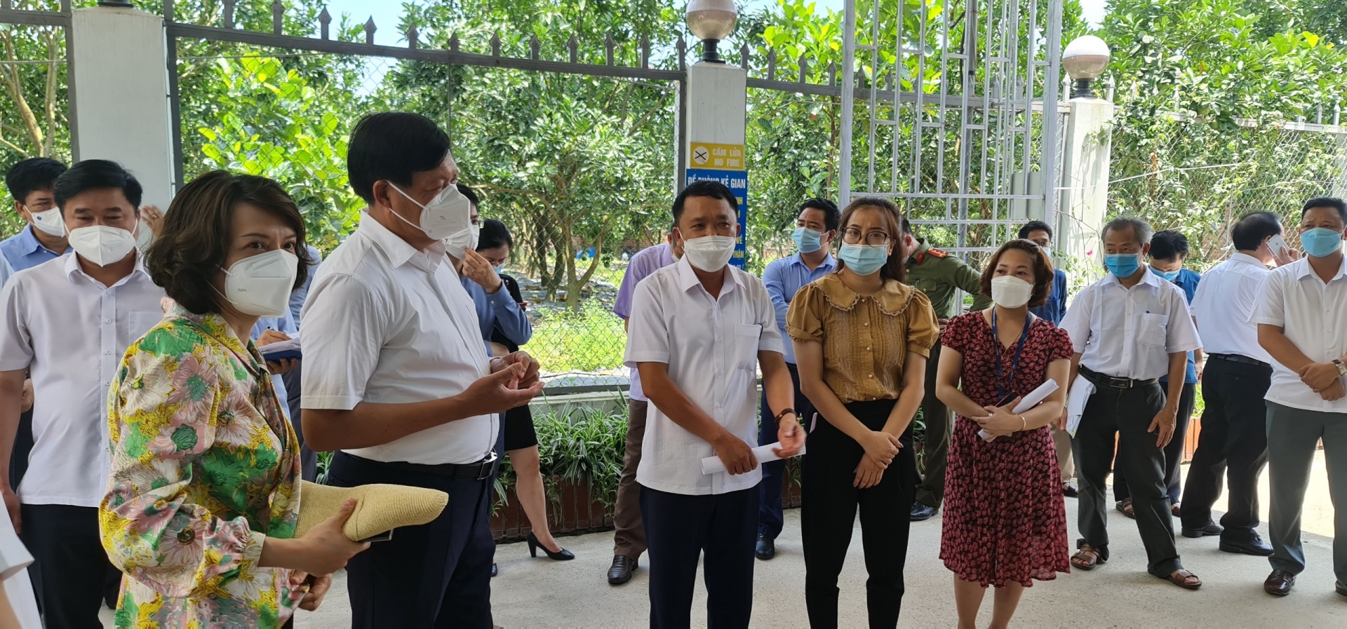 Hỗ trợ sản xuất, chăm lo đời sống người lao động Hỗ trợ sản xuất, chăm lo đời sống người lao động