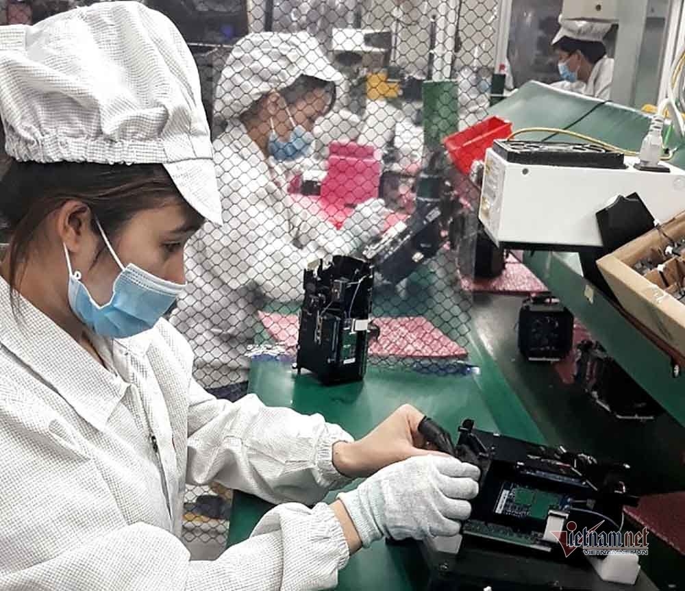 Hỗ trợ sản xuất, chăm lo đời sống người lao động Hỗ trợ sản xuất, chăm lo đời sống người lao động