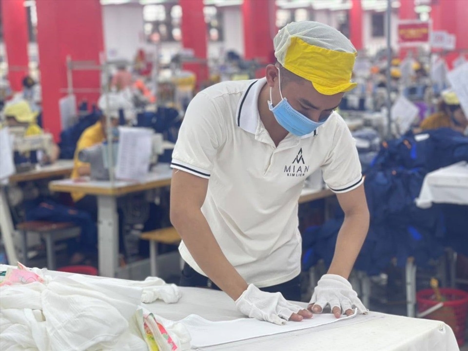 Hỗ trợ sản xuất, chăm lo đời sống người lao động Hỗ trợ sản xuất, chăm lo đời sống người lao động