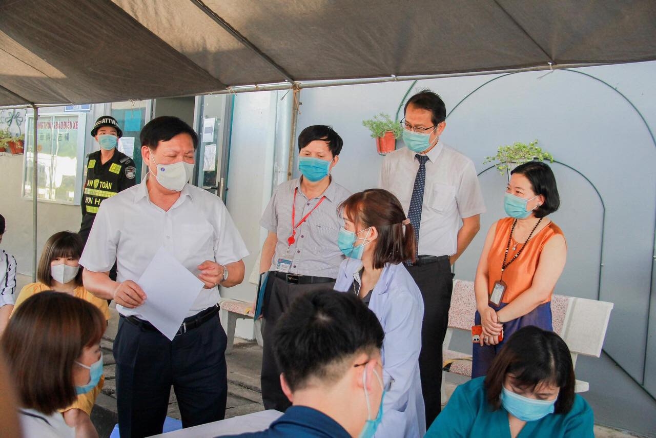Tiêm vắc xin cho công nhân, đảm bảo “mục tiêu kép” của doanh nghiệp Tiêm vắc xin cho công nhân, đảm bảo “mục tiêu kép” của doanh nghiệp