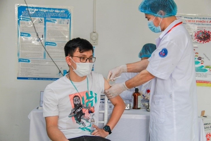 Tiêm vắc xin cho công nhân, đảm bảo “mục tiêu kép” của doanh nghiệp Tiêm vắc xin cho công nhân, đảm bảo “mục tiêu kép” của doanh nghiệp