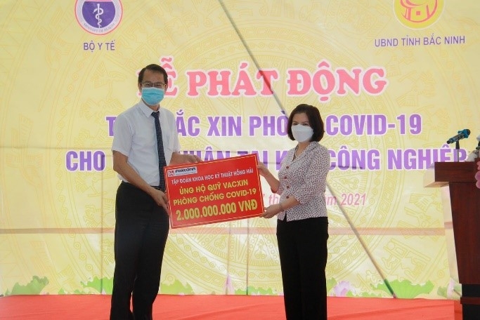 Tiêm vắc xin cho công nhân, đảm bảo “mục tiêu kép” của doanh nghiệp Tiêm vắc xin cho công nhân, đảm bảo “mục tiêu kép” của doanh nghiệp