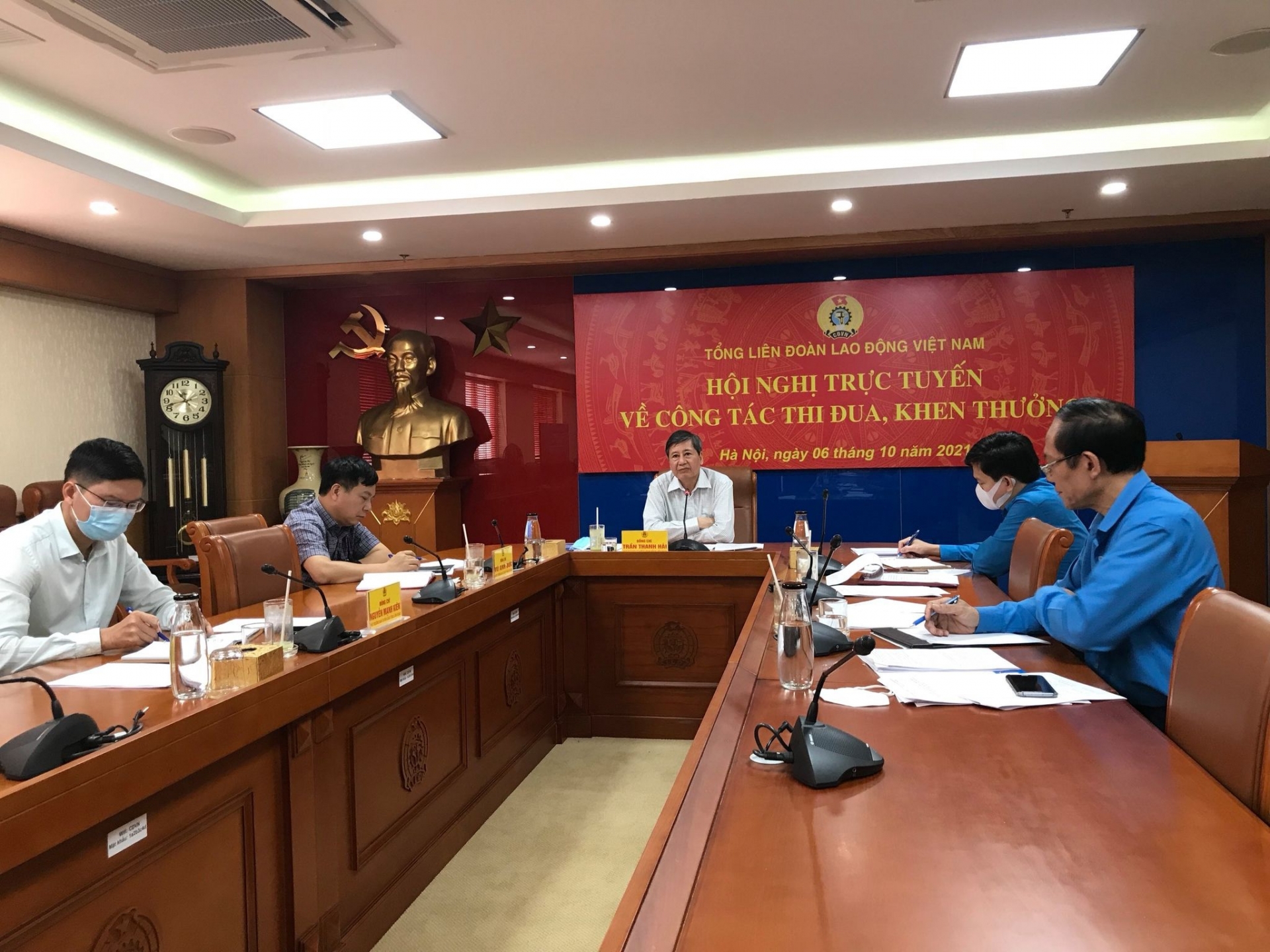 Để thi đua không chỉ có 