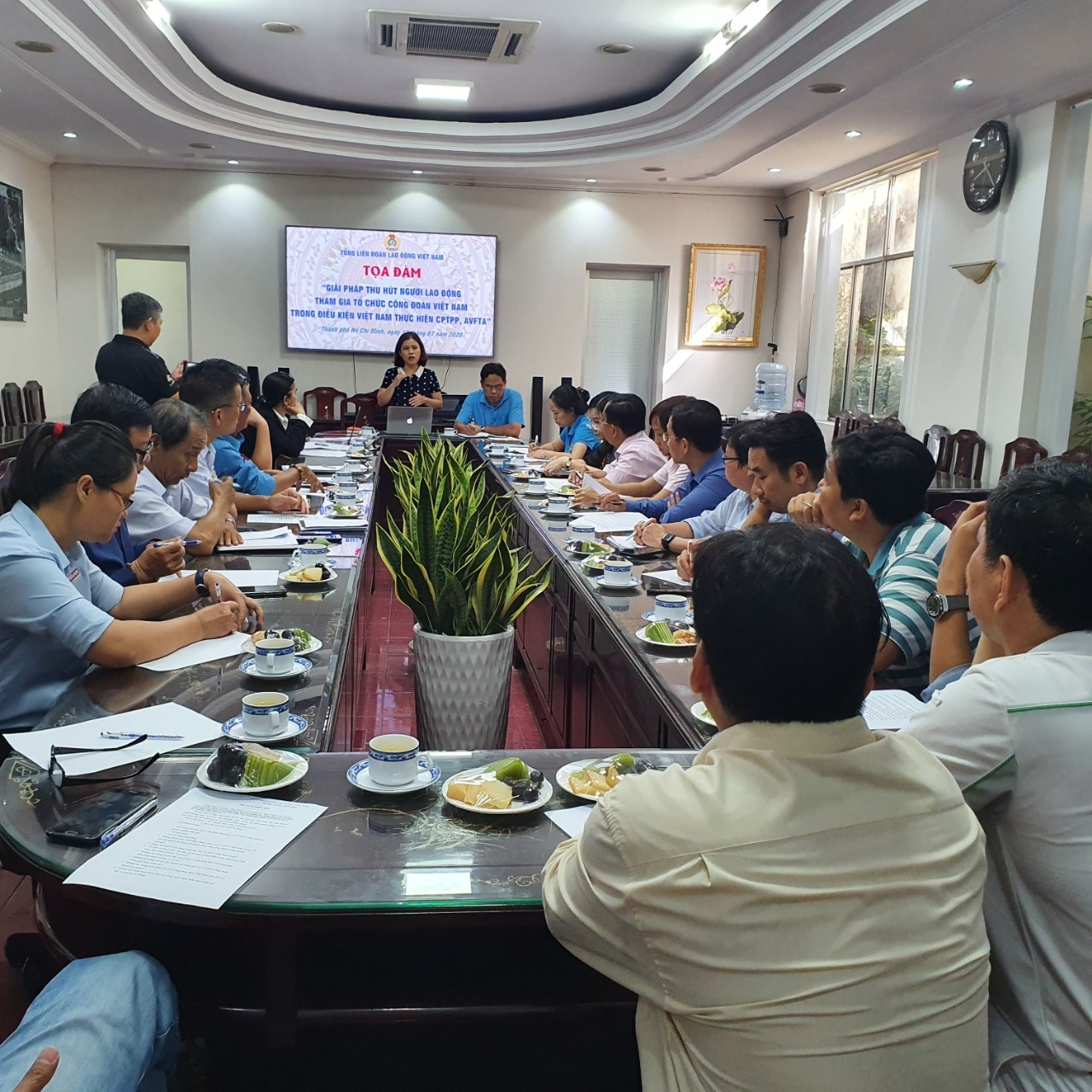 Giải pháp thu hút người lao động tham gia tổ chức Công đoàn Việt Nam