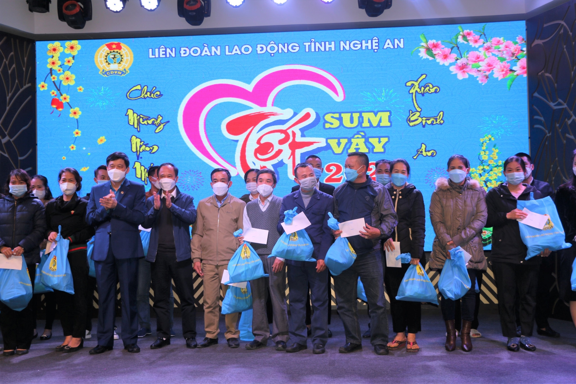 LĐLĐ tỉnh trao quà “Tết sum vầy” cho CNLĐ ngành Công Thương. Công đoàn ngành Công Thương Nghệ An: Tổ chức Tết sum vầy vui tươi cho đoàn viên, NLĐ