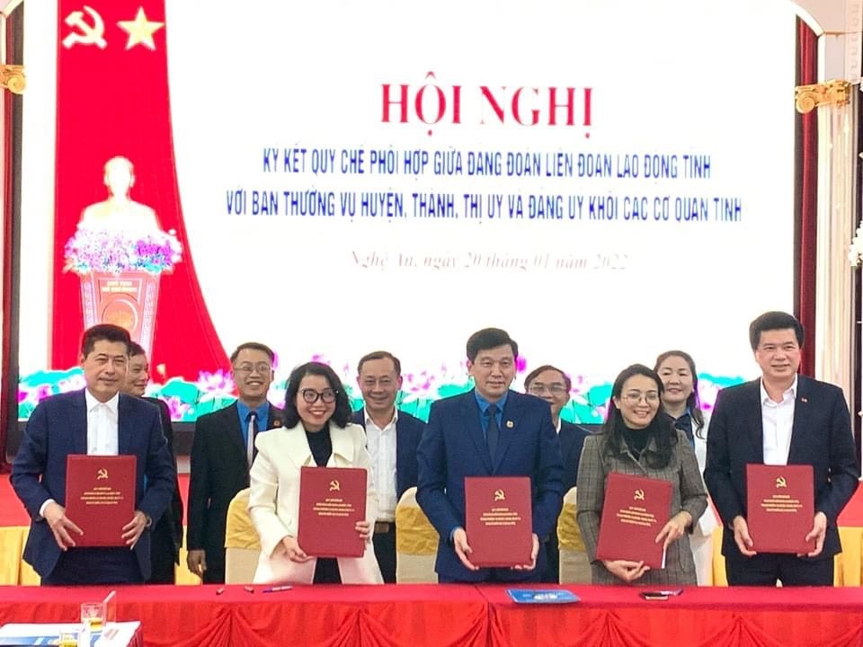 Đảng đoàn LĐLĐ tỉnh Nghệ An ký kết quy chế phối hợp với BTV huyện, thành, thị ủy
