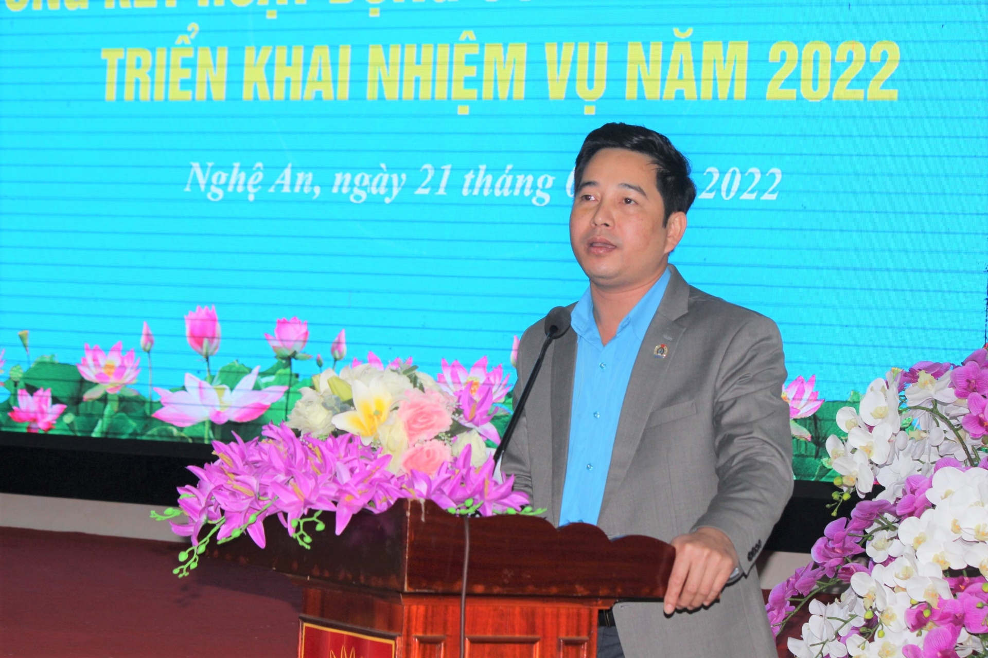 LĐLĐ Nghệ An đón nhận Cờ thi đua của Chính phủ LĐLĐ Nghệ An đón nhận Cờ thi đua của Chính phủ
