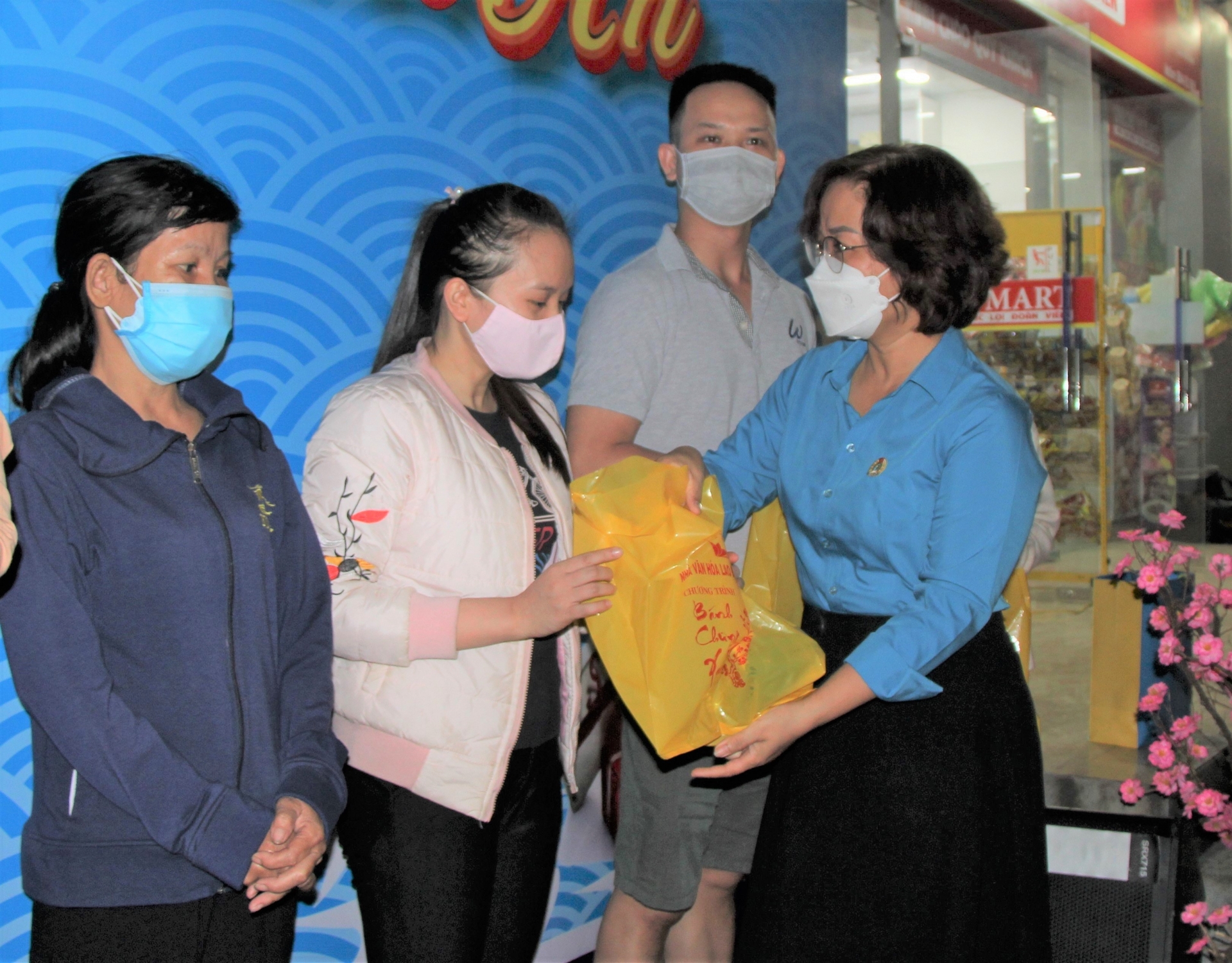 Đà Nẵng: “Bánh chưng xanh”, ấm áp cho cả người trao và người nhận Nhà Văn hóa Lao động TP Đà Nẵng: Trao 800 chiếc bánh chưng cho công nhân lao động