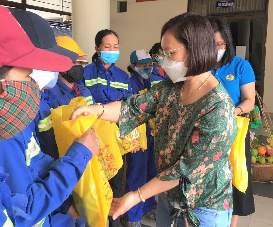 Đà Nẵng: “Bánh chưng xanh”, ấm áp cho cả người trao và người nhận Nhà Văn hóa Lao động TP Đà Nẵng: Trao 800 chiếc bánh chưng cho công nhân lao động