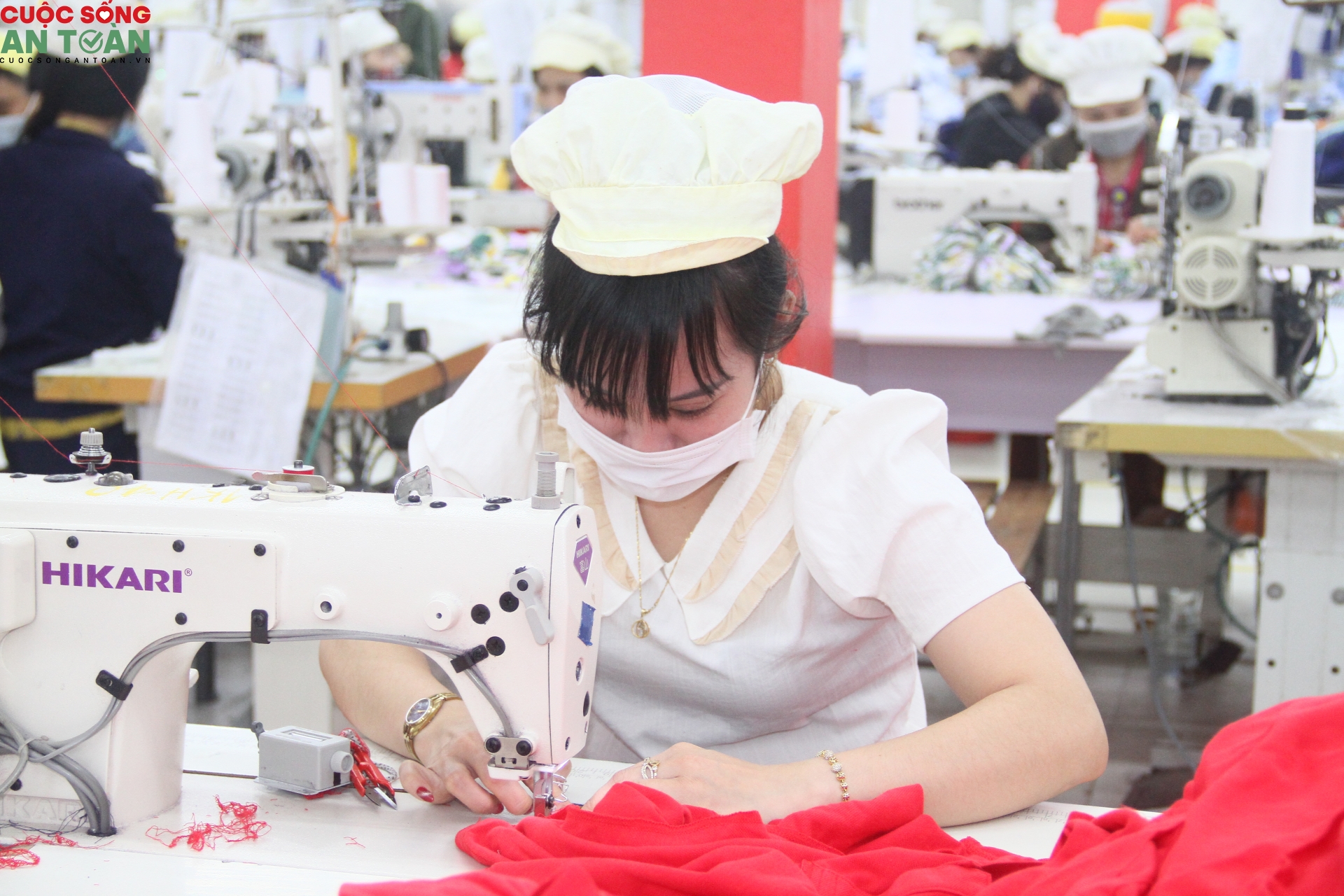Ngắm nữ công nhân may mặc rạng rỡ xinh tươi trong ngày đi làm đầu năm Ngắm nữ công nhân may mặc rạng rỡ xinh tươi trong ngày đi làm đầu năm