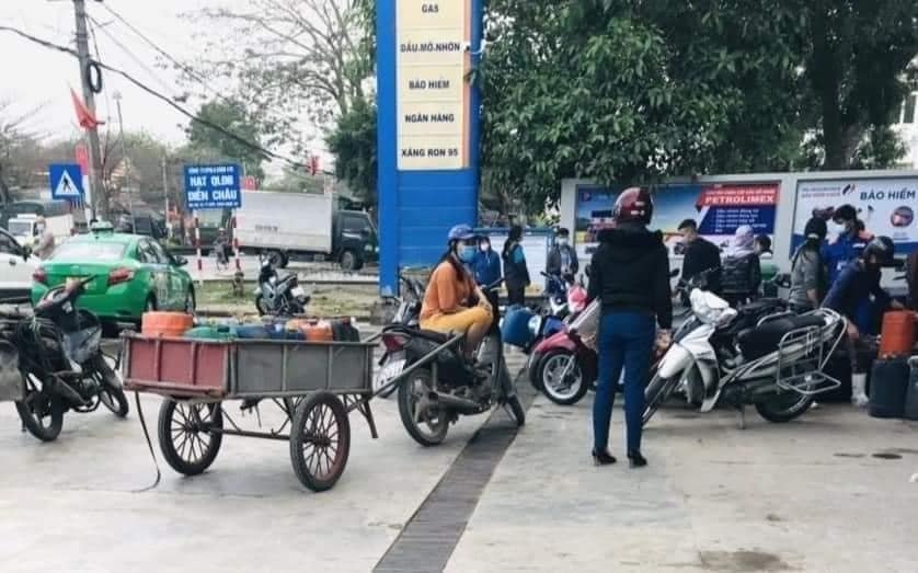 Nghệ An: Người lao động mua xăng về dự trự, Công ty Xăng dầu cảnh báo nguy cơ cháy nổ Nghệ An: Người lao động mua xăng về dự trữ, Công ty Xăng dầu cảnh báo nguy cơ cháy nổ